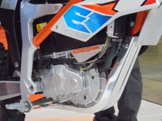 KTMの電動モトクロッサー　水冷モーター？