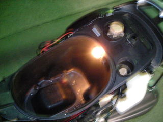 トランクルームランプ付けました。シートスイッチを取付けてシートオープン時のみ点灯します。メーター内のメットインランプで消灯確認できます。