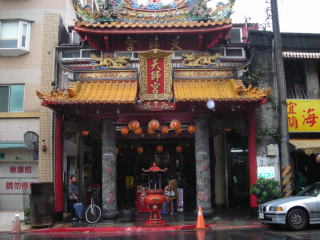 お寺が街中に点在してます。信心深い台湾の人の生活に触れた気分です。