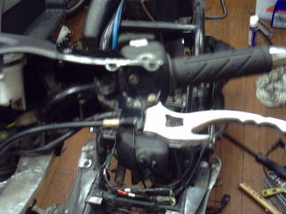 リヤブレーキはトップボーイ１００のドラム式のままなのでリアマスターシリンダーの替わりにトップボーイのワイヤー式ブレーキレバーホルダーが取り付けられました。　ちなみにレバー自体はＤＣＲ製のＶ−Ｌｉｎｋ用ビレットレバーです。