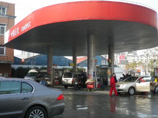 上海のガソリンスタンド。　日本と変わらない雰囲気。