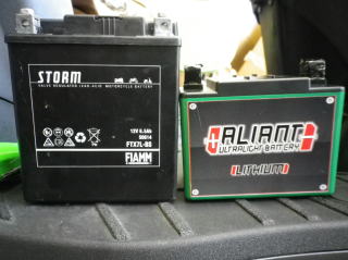 左が標準装着のバッテリー。　右がそれに相当するアリアントウルトラライトバッテリー。
