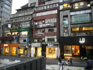 台湾の街並みも訪れるたび変化しています。　有名ブランドのショップがイッパイ。