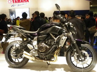 こちらは現実の新型。ヤマハクロスプレーンコンセプトと銘打つ新世代のオートバイ。　二気筒約７００ｃｃ