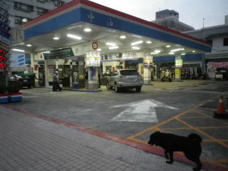 ガソリンスタンドも日本と変わりは無い。　ほとんどがセルフ。