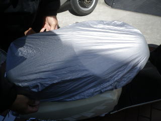 シート裏の銀色の何かとは、このようにシートに被せるシートカバーなのです。　急な雨ふりにカバーを掛ければ、というアイデアです。
