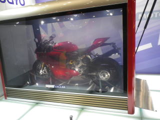 バイク用ガレージ。透明から摺りガラスに変わる素材。　予定価格は２００万円ほどとか。