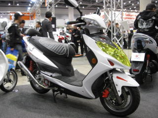 今年２００９年のモーターサイクルショーで展示されたオプションパーツ装着サンプル車。