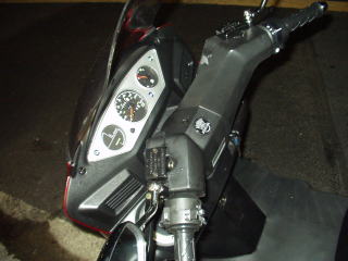 タコメーターは非装備、トリップメーター付きスピードメーターと燃料計を装備。