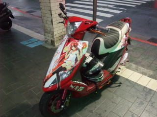 台北のバイクパーツショップ優購愛馬のお客さんのバイク。アニメのキャラクターをあしらったカスタムマシン。　SYM　RX110　ですね。