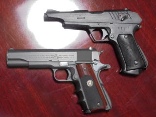 ウエスタンアームズｍ１９１１　と　マルイｍ１９１１連邦軍M71