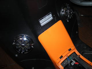 スピーカー仕様　コーンサイズ７０ｍｍ　最大出力２０ｗ　インピーダ ンス４Ω　出力音圧７０db/w(1m) 周波数３０～１５，０００Hz　となっています。　ダイヤル式ボリュームコントローラーとゴムのフタ付き入力端子をインナーパネルに取付けます。