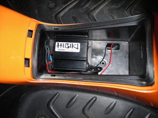 アンプ仕様　最大電圧　DC13,8V　最大出力３０W/2P　ファン作動温度５５℃以上　外寸は７９ｘ９３ｘ５０取付部含まず　です。　小物入れは防水ではありませんが、カウル内部は雨風がもろに抜けていくのであきらめました。