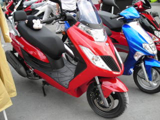 KYMCO�̐V�@���I�I�j���[�f�B���N�ł��B�O�����h�f�B���N�̌�p�ƌ������A���菬����DINK�̐V�^�Ƃ��������B�ו��̃N�I���e�B�[�ɍ��܂ňȏ�̋C���������܂��I�����A�ō����A�n���h�����O�A���[�́A�G�N�X�e���A���ׂĂɂ����Ď��M��Ƃ����������B�@����P�Q�T�����S�T�C�N���G���W���ł��B