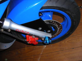 タイヤ交換をすばやく行う為の取っ手なのですが、どちらかといえばデコレーションとして装着する為のパーツです。