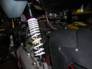 取付け時はエアクリーナーとシートボックスを外しておきます。　取付け穴間長さは共に３１０ｍｍ　車高は変わりませんが、バネレート調整で沈み込み量は変化があります。　