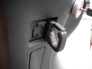 フック上部に付いたストッパーが回転して荷物の飛び出しを防止する構造です。