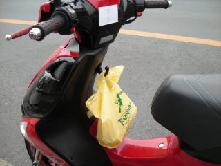 使用前　　　口があいているので衝撃などで荷物が外れるかも、　　原則、走行中は荷物を下ろして走行してください。