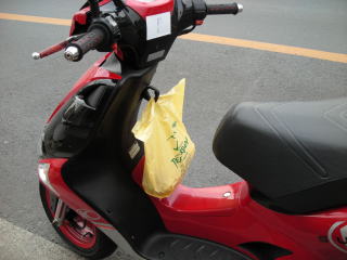 使用後　　　荷物が飛び出しにくい、ストッパー付きコンビニフックになりました。　くどいようですが原則、走行中は運転の邪魔になるので、荷物を下ろして走行してください。