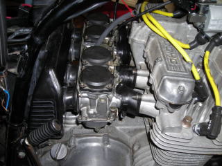 Z650 CVキャブ装着の図。 おそらくゼファー750のノーマルキャブです。 インマニはゼファー750の物。 Z650のエアクリBOXは加工し、ダクトをゼファー400用に変更。 ケーブルは取付け方法を固定から差込に変えノーマルを使用、遊び調整はタイトにして外れることが無いようにします。