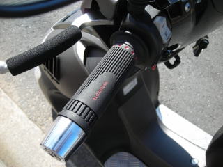 ノーマルより少し太めで握り心地は柔らか過ぎず硬過ぎず。　デザインもバイクというよりカメラの三脚のハンドルといった感じで個性的。　