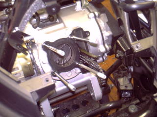 エンジン車載のまま分解は可能。 でも下ろした方が楽に作業できます。