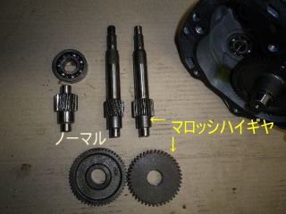 ギヤプーラーと油圧プレス機を使いノーマルギアシャフトからベアリングとリングギヤを分解します。　ちょっと大掛かりな作業なのでＤＩＹでチャレンジするのは大変かも。