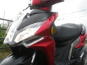 どのバイクにも似ていない個性的な面構え。