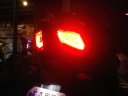 さらに強烈な鮮やかさのブレーキランプ。