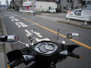 キムコレーシング用として発売されていますが、ミラーアダプターで嵩上げすれば装着できました。