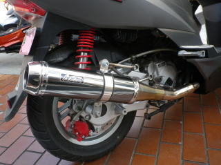 装着後しばらく経ったMAC-MRD製TIGRA125マフラー。　ステンレスが美しく焼けています。