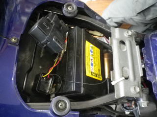 リヤサスをカワサキの物を流用したSV400 バッテリートレーを加工して付けているのでバッテリーがうまく納まらない。