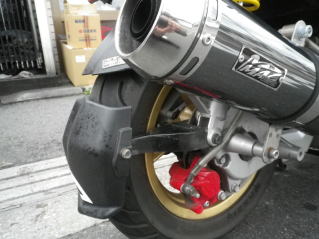 リヤサスペンションの下側もステーに合わせ削っています。　