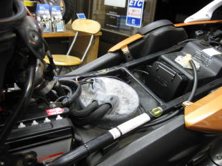 シート下の車載工具収納スペースが結構広いので、そこにETC本体を設置しました。