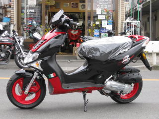 隣の写真と同じスーパー９ｓです。センタートンネル、リッド、ハンドルカバーの３点をブラックに変更しました。