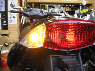 ＬＥＤウインカー化は結構な出費になりますが、ＬＥＤならではの発色と点滅の鮮やかさが特徴的。ノーマル白熱球とは赴きが違います。