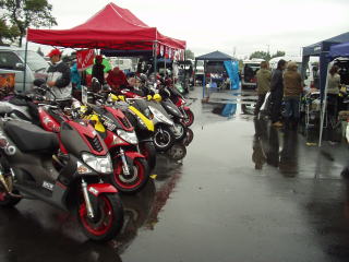 KYMCO�o�W�u�[�X�BG1�v���_�N�c�CDG�J���p�j�[�̃J�X�^���}�V���ɂ܂��蓖�X��TOPBOY����������u�����Ă��炢�܂����B