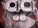 写真左がノーマルシリンダーとピストン　右がボアアップキットで、ボア５８．５ｍｍ　ストローク５７．８ｍｍ　排気量は１５５ｃｃ　になります。　