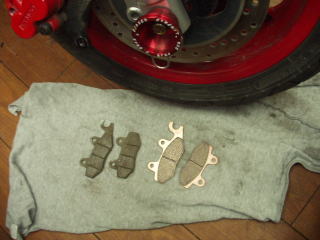 ８０００Ｋｍ近くを走行しブレーキパッドを交換。残量はまだ４ｍｍ以上残っていて使えるのですが換えてみました。銅色の方がカーボンロレーヌＡ３ブレーキパッド。