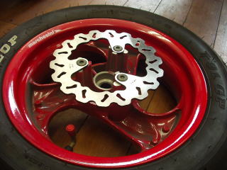 ブレーキング　ウエーブローター品番ＫＭ０１ＦＩＤです。直径は１８０ｍｍ　リヤは無加工で取付けできました。