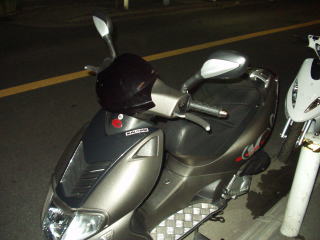 V-リンク１２５ｓのノーマルミラーを装着。　純正なので違和感無し！　一本２２００円と消費税（＾。＾）
