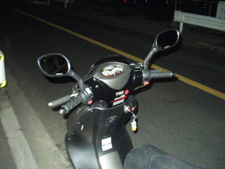 スーパー９ｓのミラーのブーツを使っています。取付けナットのあたりは１０ｍｍほどカットしましたが、あとは問題なしでした。