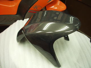 大量生産には向かない手仕上げによるカーボンファイバー製品はレーシングマシンや一部のカスタムメイドマシンに用いられるレアな素材です。　一般的とは違うカスタマイズを望む方へお奨め致します。　