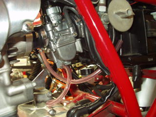 エンジン側マニホールドはタケガワキットの物を使用。 エアクリーナーダクトにはスズキのボルティーの物を加工して装着。